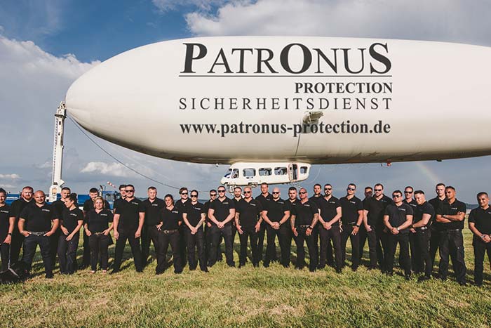 Gruppen Foto Patronus Mitarbeiter vor einem Zeppelin
