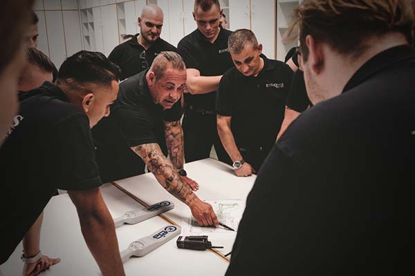 Foto von einer Gruppe Patronusmitarbeiter bei der Lagebesprechung