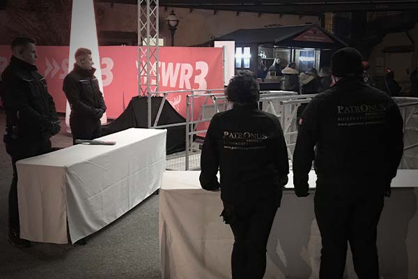 Sicherheitsdienst Mitarbeiter stehen am Eingang eines SWR3 Events